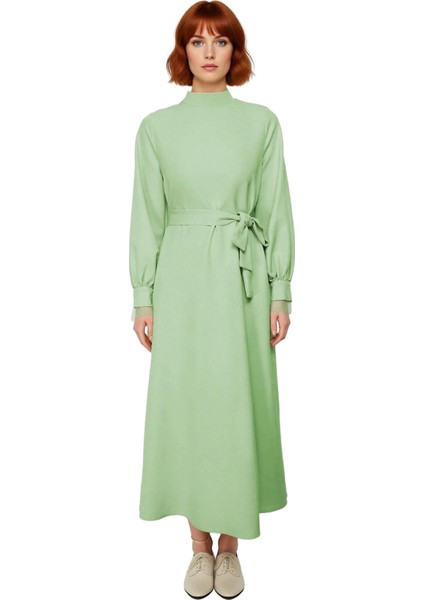 Kadın Dik Yaka Balon Kollu Kuşaklı Düz Dokuma A Kesim Maxi Elbise Rahatlığı Zarafetle Birleştiriyor