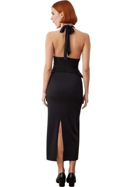 Kadın Siyah Kolsuz Maxi Abiye Elbise Boyundan Bağlama Detayıyla Şık ve Modern Görünüm Sunar fiyatları