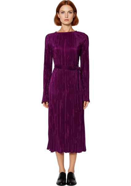 Kadın Mor Pilise Midi Elbise Kuşaklı Uzun Kollu Kayık Yaka Shift Kalıp Gündüz ve Gece Şıklığı fiyatları