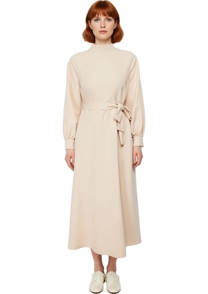 Kadın Dik Yaka Balon Kollu Kuşaklı Düz Dokuma A Kesim Maxi Elbise Rahatlığı Zarafetle Birleştiriyor