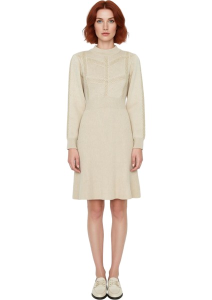 Kadın Bej Düz Desen A Kesim Dik Yaka Uzun Balon Kol Akrilik Triko Mini Elbise Kış Şıklığı.