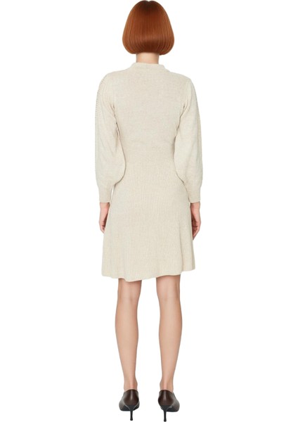 Kadın Bej Düz Desen A Kesim Dik Yaka Uzun Balon Kol Akrilik Triko Mini Elbise Kış Şıklığı. fiyatları