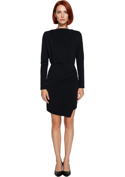 Kadın Şık Bodycon Mini Elbise Uzun Kollu Kayık Yaka Asimetrik Drape Detayları ile Modern Görünüm