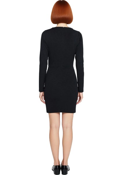 Kadın Şık Bodycon Mini Elbise Uzun Kollu Kayık Yaka Asimetrik Drape Detayları ile Modern Görünüm fiyatları