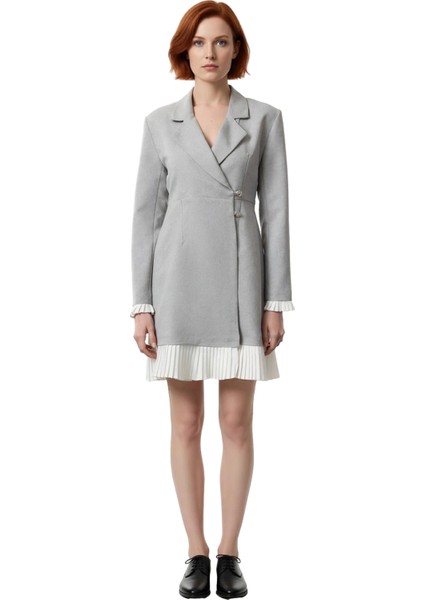 Kadın Gri Piliseli Etekli Blazer Elbise Uzun Kollu Ofis Stili Için Modern Şık Mini Tasarım