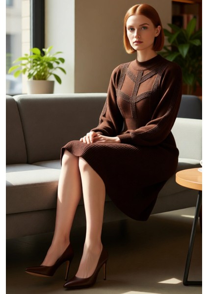 Kadınlar Için Kışlık Bej Rengi Dik Yaka Balon Kol A Kesim Akrilik Triko Mini Elbise Zarafeti.