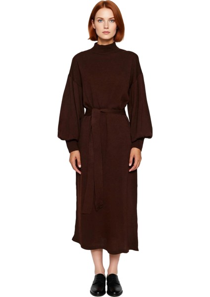 Kadın Maxi Boy Kuşaklı Düz Desen Dik Yaka Balon Kol Triko Elbise Kış Sezonu Için Şık ve Rahat modelleri