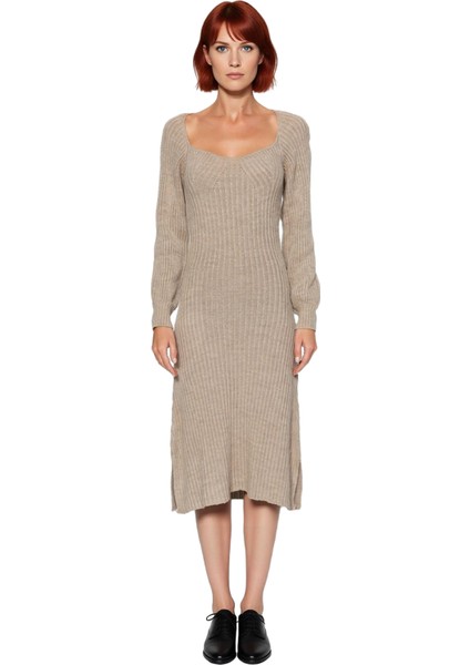 Kadınlar Için Kışlık Midi Fitilli Triko Elbise Kalp Yaka Tasarımı ve Uzun Kollu Yapısıyla Kaliteli