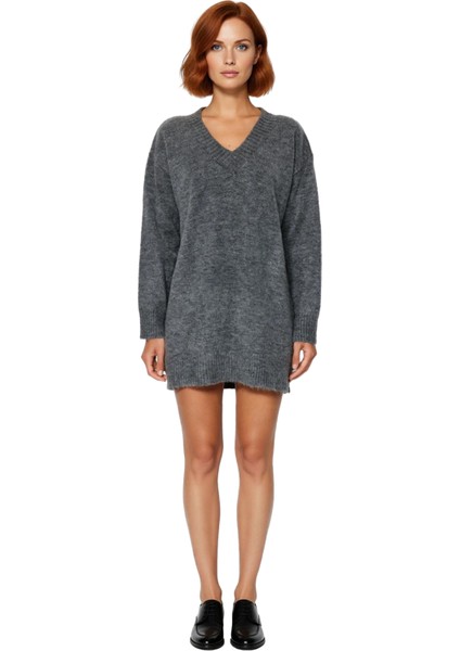 Kadın Uzun Kollu Shift Kalıp Kazak Elbise V Yaka Modern Triko Stiliyle Günlük Şıklık Sunar fiyatları