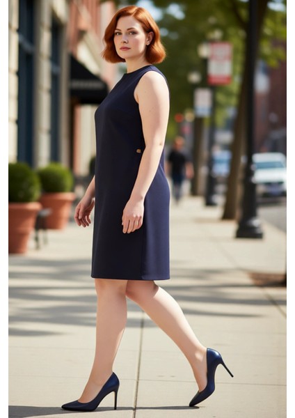 Kadın Büyük Beden Lacivert Kolsuz Mini Shift Elbise 100 Polyester Gold Düğme Detaylı Şık Tasarım