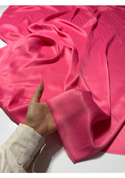 En 130 Şeker Pembe Renkli Çift En Dökümlü, Parlak Mevsimlik Polyestersiz Ipek Floş Saten Kumaş