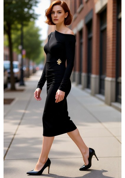 Kadın Asimetrik Yaka Siyah Bodycon Midi Elbise Aksesuar Detaylı Şık ve Modern Kokteyl Görünüm