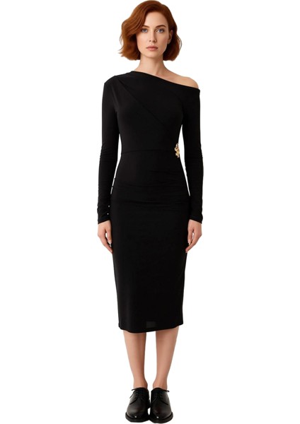 Kadın Asimetrik Yaka Siyah Bodycon Midi Elbise Aksesuar Detaylı Şık ve Modern Kokteyl Görünüm modelleri