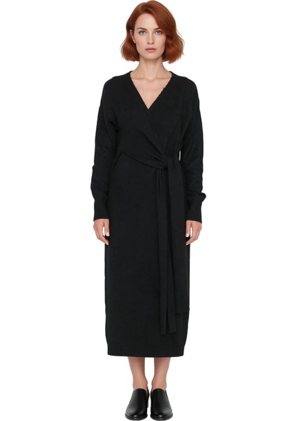 Kadın Kruvaze Yaka Triko Midi Elbise Düz Desenli Düşük Uzun Kollu Kuşak Detaylı Kışlık Şıklık modelleri