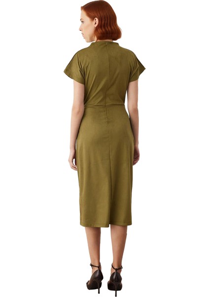 Kadın Süet Örme Midi Boy Haki Elbise Düz Desenli Dik Yaka Düşük Kollu Büzgülü Detaylı Günlük Şıklık modelleri