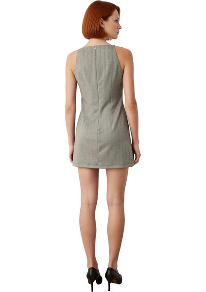 Kadın Gri Kazayağı Desenli Halter Yaka Shift Kalıp Kolsuz Mini Elbise Şık ve Modern Tasarım fırsatları