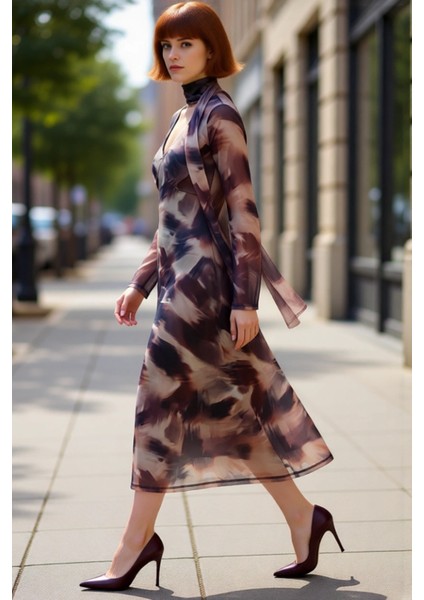 Kadın A Line Kesim Soyut Desenli V Yaka Midi Elbise Aksesuar Detaylı Tül Kumaşıyla Şıklık Sunar.