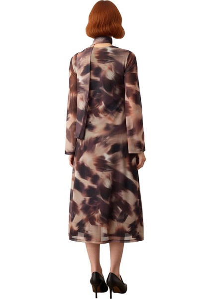 Kadın A Line Kesim Soyut Desenli V Yaka Midi Elbise Aksesuar Detaylı Tül Kumaşıyla Şıklık Sunar. fırsatları