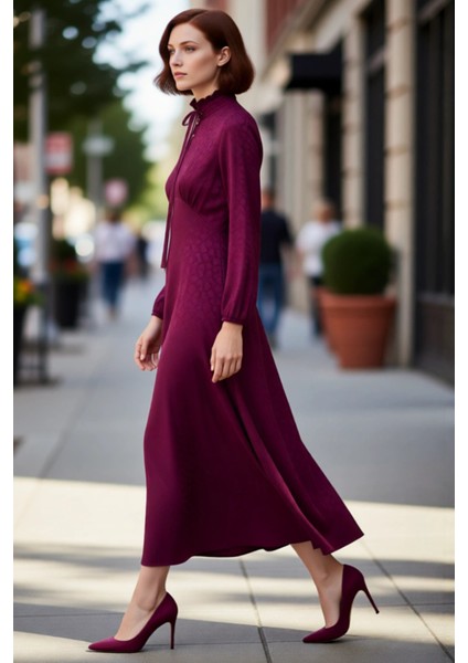 Kadın A Kesim Jakar Dokuma Maxi Elbise Fırfırlı Yüksek Yakasıyla Şık ve Zarif Bir Görünüm Sunuyor.