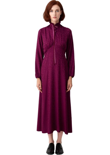 Kadın A Kesim Jakar Dokuma Maxi Elbise Fırfırlı Yüksek Yakasıyla Şık ve Zarif Bir Görünüm Sunuyor. modelleri