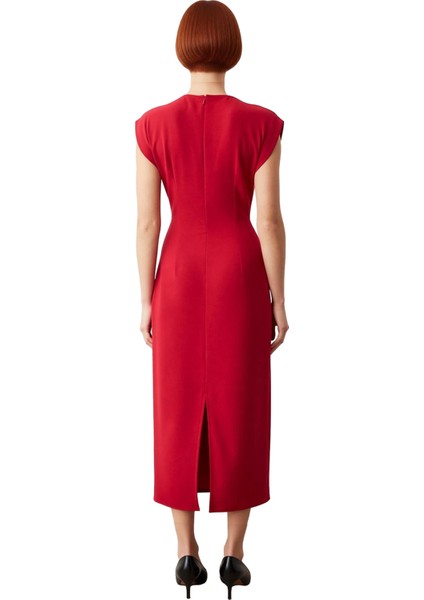 Kadın Degaje Yaka Aksesuar Detaylı Midi Elbise Shift Kalıp Dokuma Kumaşıyla Şık ve Modern Seçim fırsatları