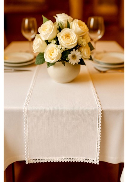 Doğal Keten Şıklığı: Pamuk Dantelli Krem Masa Runner & Amerikan servis (40x140 cm)