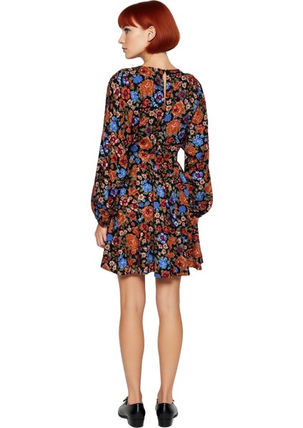 Kadınlar Için Çiçekli Desenli Balon Kol Bisiklet Yaka Kuşaklı Mini Viskoz Dokuma Elbise Şık ve Rahat fırsatları