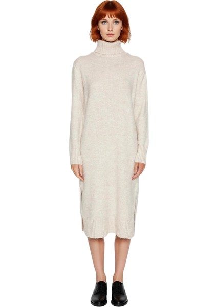 Kadınlara Özel Düz Desen Balıkçı Yaka Midi Triko Elbise Kış Aylarının Rahat ve Şık Seçimi Kaliteli modelleri