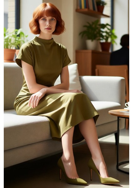 Kadın Haki Dik Yaka Düz Süet Örme Midi Elbise Düşük Kollu ve Büzgülü Detaylı Günlük Kullanım Için fiyatları