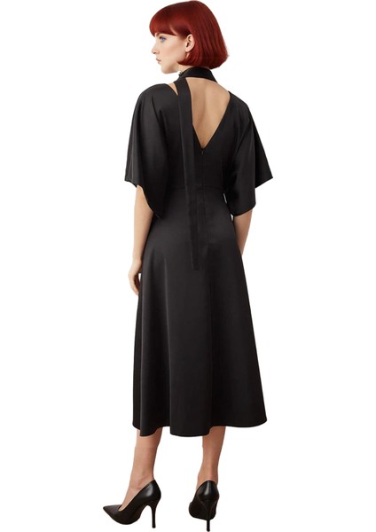 Kadın Fular Detaylı Midi Skater Elbise V Yaka Yarasa Kol Dokuma Kumaş Asil Duruş Şık Tasarım fırsatları