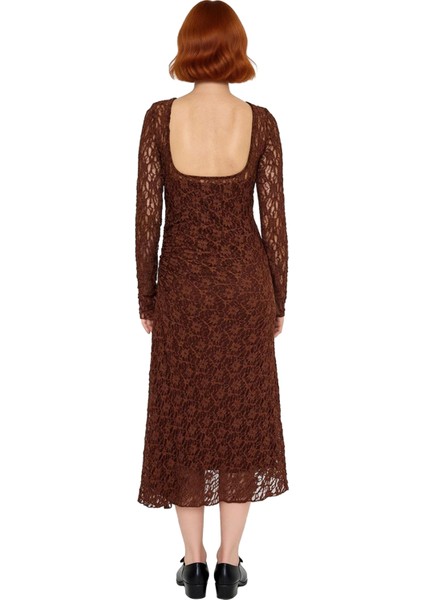 Kadınlara Özel Dantel Midi Elbise Bodycon Kesim Kayık Yaka Uzun Kol Sırt Dekolteli Gece Şıklığı modelleri