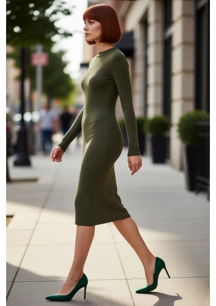 Kadın Bodycon Kesim Dik Yaka Uzun Kollu Midi Yırtmaçlı Rejenere Kaşkorse Elbise Şık Görünüm Sunar