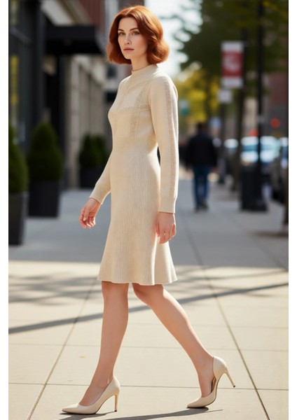 Kadınlar Için Bej Rengi A Kesim Balon Kol Dik Yaka Akrilik Triko Mini Elbise Kış Kombinleri.