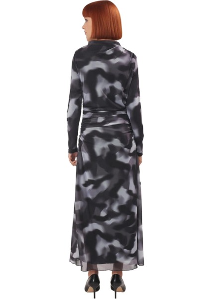 Kadın Batik Desenli Dik Yaka Skater Midi Elbise Şık ve Modern Uzun Kollu Örme Kumaş Tasarım fırsatları