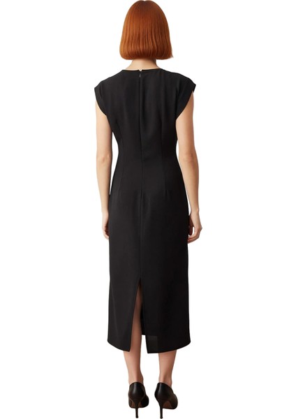 Kadın Degaje Yaka Aksesuar Detaylı Midi Elbise Shift Kalıp Dokuma Kumaşıyla Şık ve Modern Seçim fırsatları