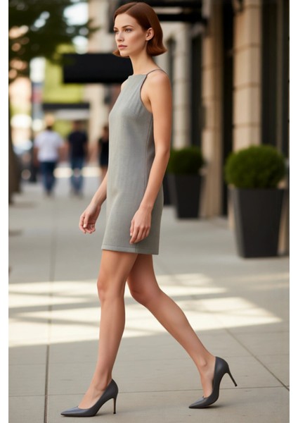 Kadın Gri Kazayağı Desenli Halter Yaka Shift Kalıp Kolsuz Mini Elbise Şık ve Modern Tasarım