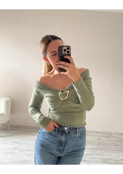 Gold Metal Aksesuarlı Madonna Yaka Bluz