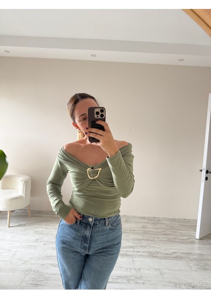 Gold Metal Aksesuarlı Madonna Yaka Bluz fiyatları