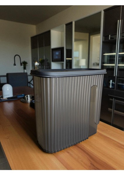 Kapaklı Erzak Saklama Kabı – 1.7 Litre Şeffaf Plastik Gıda Saklama Kutusu | Makarna, Un, Pirinç ve Bakliyat Düzenleyici (Gri Kapaklı)