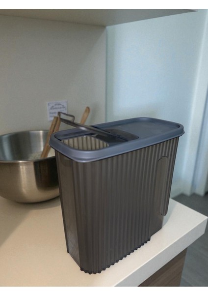 Kapaklı Erzak Saklama Kabı – 1.7 Litre Şeffaf Plastik Gıda Saklama Kutusu | Makarna, Un, Pirinç ve Bakliyat Düzenleyici (Gri Kapaklı) fiyatları