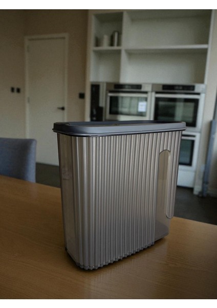 Kapaklı Erzak Saklama Kabı – 1.7 Litre Şeffaf Plastik Gıda Saklama Kutusu | Makarna, Un, Pirinç ve Bakliyat Düzenleyici (Gri Kapaklı) fırsatları