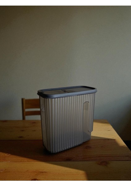 Kapaklı Erzak Saklama Kabı – 1.7 Litre Şeffaf Plastik Gıda Saklama Kutusu | Makarna, Un, Pirinç ve Bakliyat Düzenleyici (Gri Kapaklı)