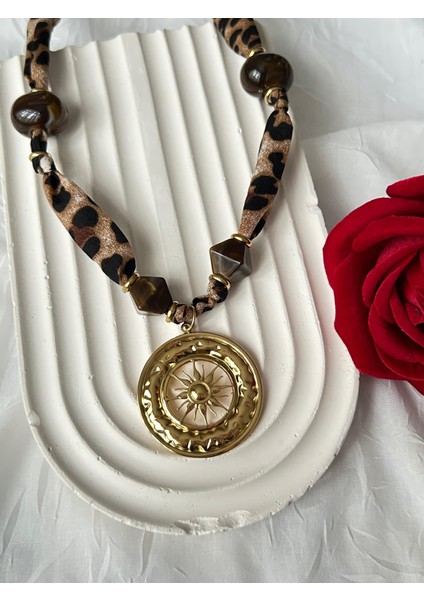 Leopar Desenli Kolye Kahve Bordo Boncuklu Şık Kumaş Kadın Kolye Hediye Kutulu fiyatları