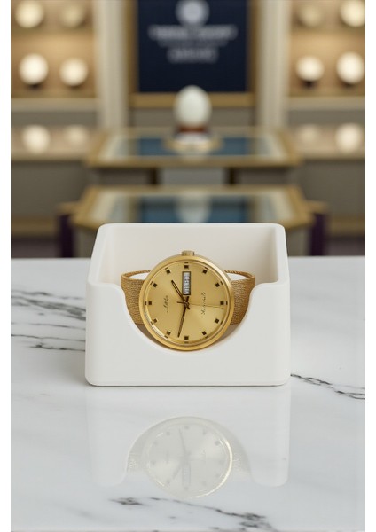 Tekli Şık Kol Saati Standı – Minimalist Beyaz Tutucu