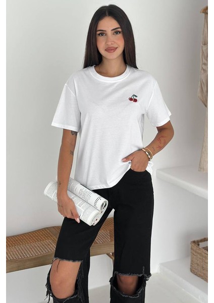 Kadın Kiraz Nakışlı Basic Tişört – Sade & Eğlenceli Stil