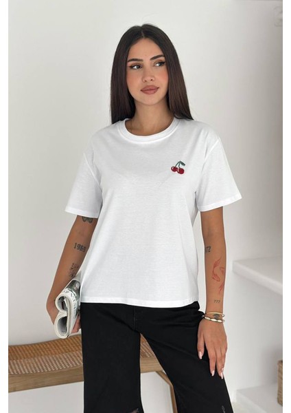 Kadın Kiraz Nakışlı Basic Tişört – Sade & Eğlenceli Stil fiyatları