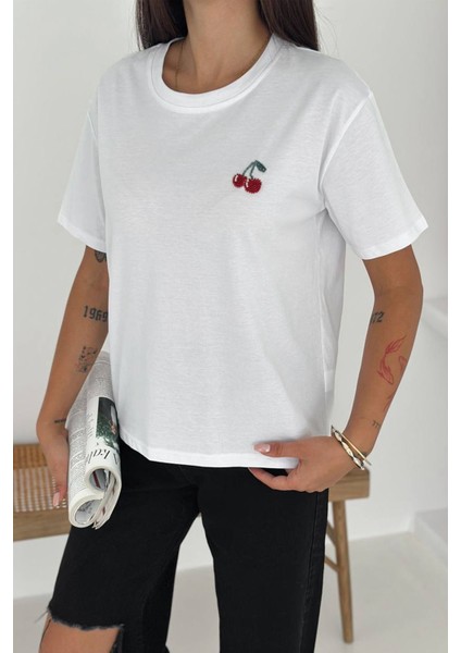 Kadın Kiraz Nakışlı Basic Tişört – Sade & Eğlenceli Stil modelleri