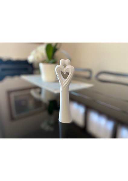 Sevgili Kucaklaşma Aile Beyaz Renk Dekoratif Obje 18CM
