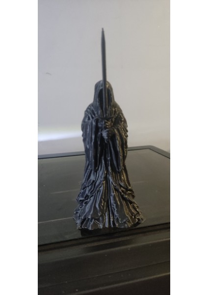 3D Baskı Siyah Kılıçlı Figür – Dekoratif Masa Üstü Model – 15 cm fiyatları