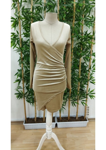 Kadın Uzun Kollu Kruvaze Yaka Kısa Kadife Elbise